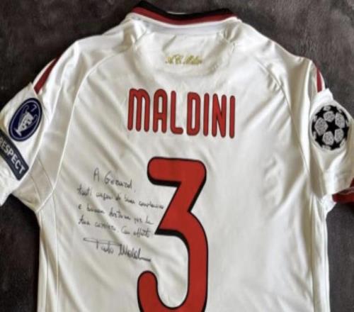 生日礼,赫拉德马丁在社交媒体上晒出了马尔蒂尼送他的球衣