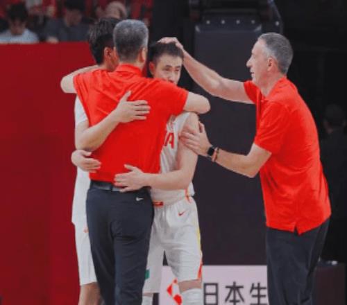 一场必须要赢的比赛，中国男篮何止击败了裁判