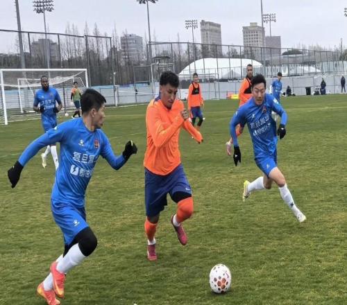 中超泰山队结束冬训，热身赛一胜两负，仍需继续调整状态