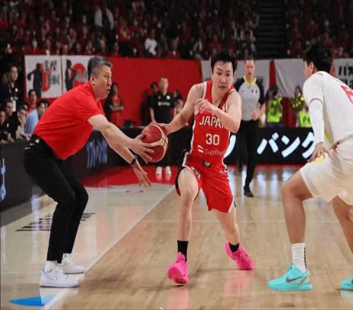 男篮12人名单重排胡明轩顶替25岁后卫,保留张镇麟,赵嘉义回归