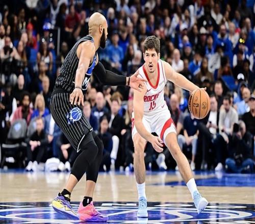 又一次成为了球队的救世主，火箭应该让后场新星进入先发阵容