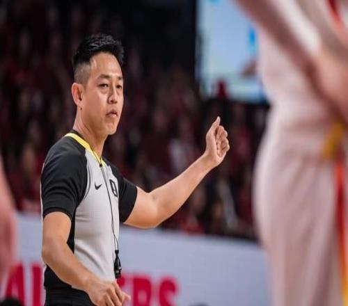 FIBA认错,果断换人,3裁判出炉,助裁曾执法CBA,中国男篮或受益