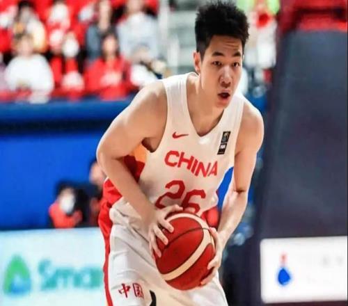 男篮公布对阵台北12人名单，胡明轩仍被弃用，张镇麟惹争议