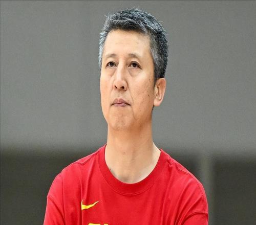 晚上十点，男篮官宣12人大名单！周琦担任解说，最新裁判阵容曝光