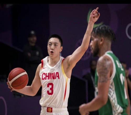 取代胡明轩！深圳一哥两场拿22分，坐稳国家队首发，沈梓捷不如他