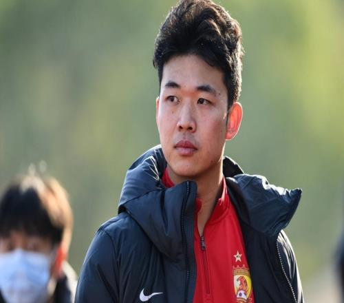 看不懂!蓉城续约35岁买提江却放弃严鼎皓引热议,主要有3点原因