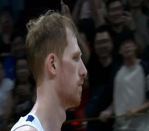 中国男篮险胜中国台北!郭士强抱住陈盈骏与王晗,全员呐喊庆祝!