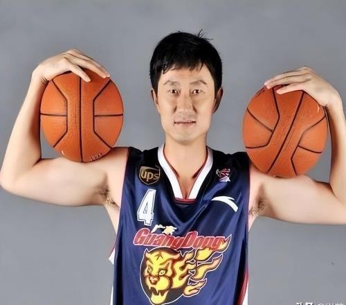 他是广东宏远主教练,身兼重任财富自由,感谢3个姐姐供他打球