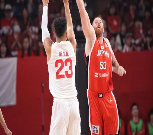 男篮连胜收获!贺希宁两战三分12中5为国争光拳拳之心令人动容