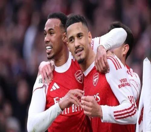 本赛季阿森纳9次通过角球取得10领先，追平英超历史纪录