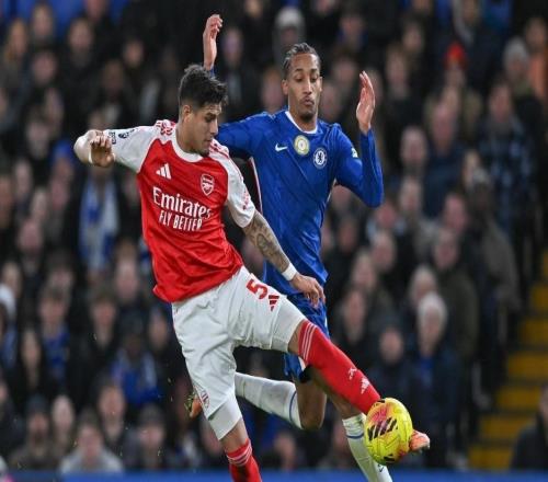 英超2:1险胜切尔西,阿森纳继续领跑积分榜,争冠如火如荼