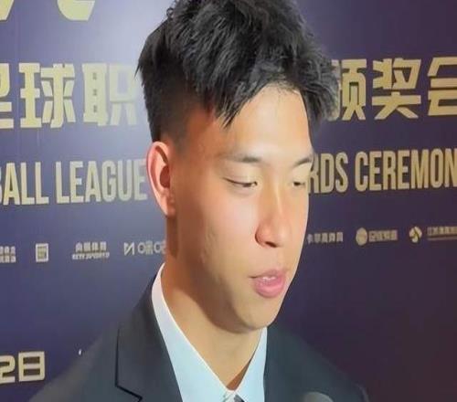 历史第4人：19岁王钰栋包揽中超最佳新人和中国金童奖！