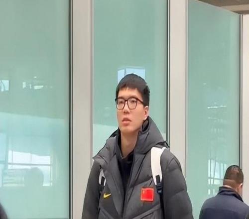 中国男篮凯旋而归!赵睿廖三宁脸带笑容与球迷互动引关注