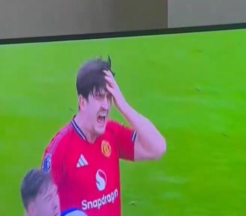 被抓包，马奎尔和拉森对抗时假装被踢到头，夸张反应被调侃