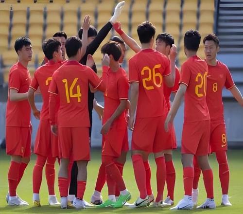 黄政宇在国足踢主力后腰,代表鲁能出战热身赛,为何要却出任中卫