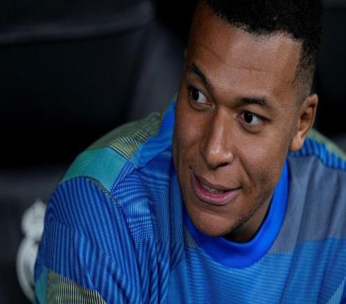 姆巴佩膝盖扭伤,还要坚持参加世界杯或成下个卡卡和乌姆蒂蒂