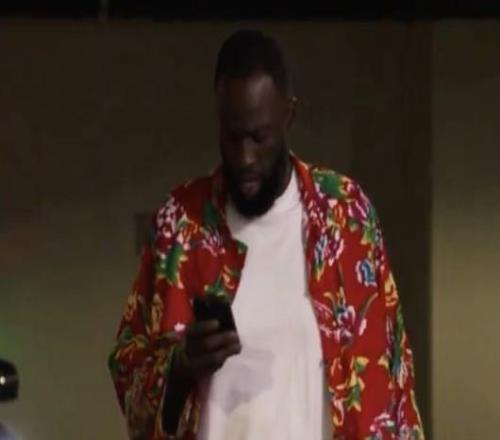 湾区雨姐，追梦格林身着中国东北大花袄进入球馆