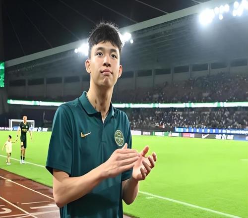 他原本是上港本土后腰位置离队第一热门,如今却还没走,引发热议