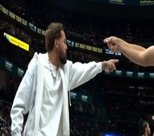 火爆！特雷杨冲进场不满被驱逐火箭伊森推人吃两T也被驱逐