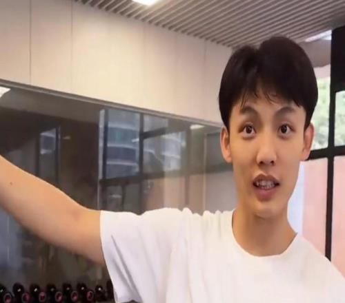 早上十点!徐杰宣布重要决定,萨林杰直接摆烂,杜润旺肚腩遭群嘲