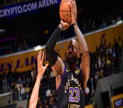 轰21+7+7,老詹预定一项历史第一!湖人22战17胜2年1100万捡到宝