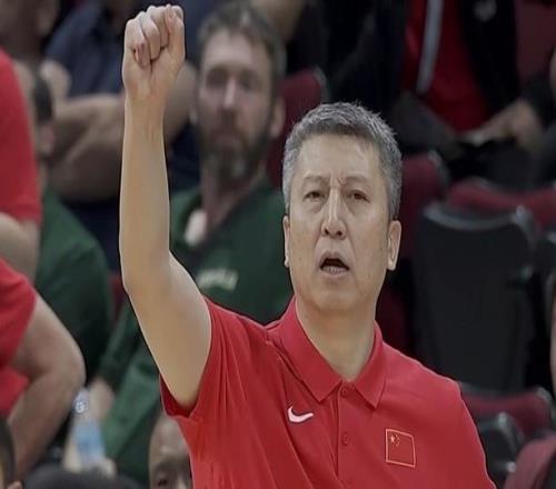 中国男篮感人一幕!郭士强跪在地上布置战术:他给男篮带去精气神