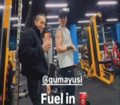 效果显著健身教练分享与Gumayusi健身房合照：进行力量训练