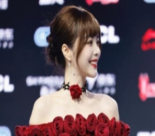 余霜晒照：新赛季要红红火火！好久不见啊各位！