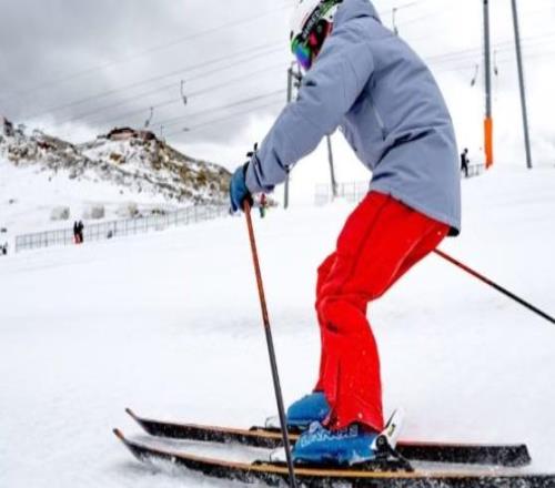 英国滑雪男的新“标配”雪场隐秘陪伴服务,真相没那么简单