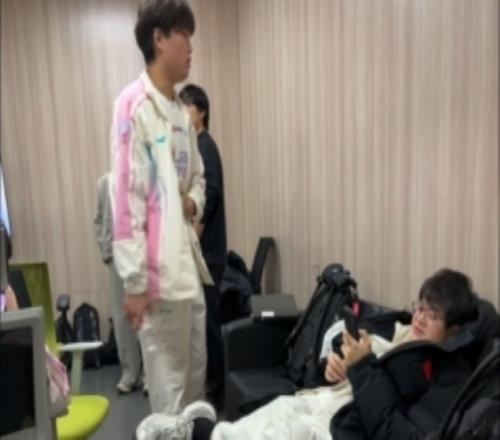 BLG官方分享赛后：Bin哥对镜头比心，丹尼reaction你可爱！