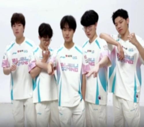 BLG发布定妆照拍摄花絮：合照花絮来点会动的喵