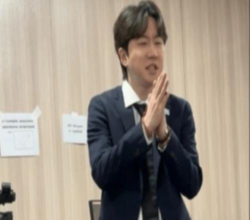 BLG分享休息室Daeny的表情：看BLG比赛时我就这样