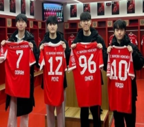 跨界联动T1官方分享选手们参观拜仁主场的照片