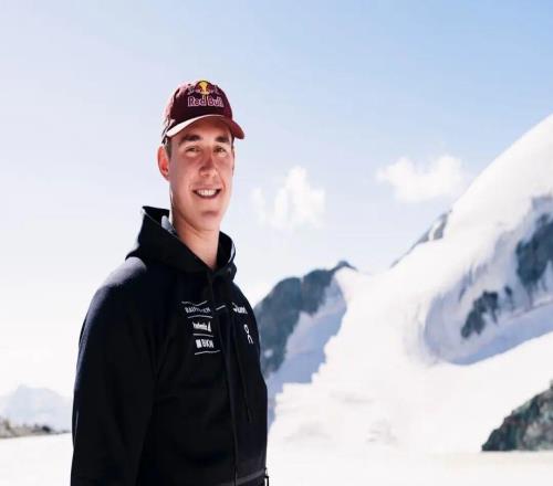 冬奥热搜三连炸！木匠逆袭夺金，雪橇队遭抢，谷爱玲“龙纹战袍”惊艳全球！