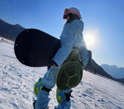 掏空中产钱包的滑雪,在“穷鬼”年轻人手里彻底栽了