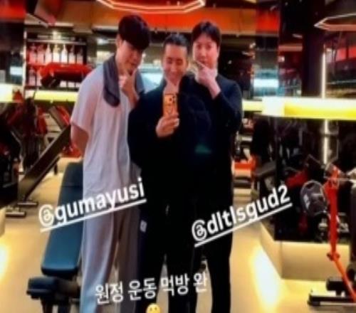 把哥哥也叫上了！Gumayusi分享与“大吕布”、健身教练合影