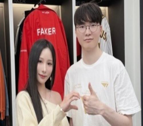 雨姐老T1粉了！知名Coser雨波晒与Faker合影：和传奇