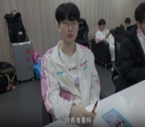 BLG发布线下活动花絮：应援特派员Viper努力营业的第一视角