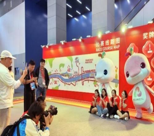 2025广马博览会首日人气旺，选手参赛包满满“湾区印记”