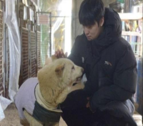 韩媒：Zeka参与流浪狗志愿服务并捐赠了1000万韩元作为保护基金