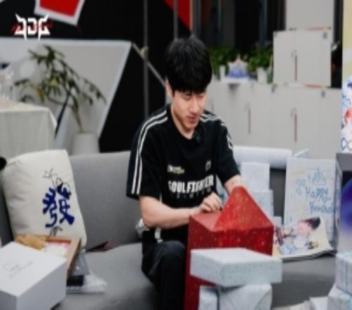 JDG晒GALA生日返图：幸福时刻感谢粉丝朋友们送来的祝福和礼物！