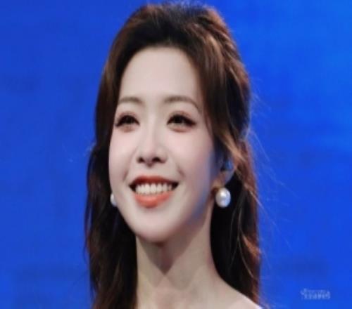 主持人希然晒照:又见茉莉