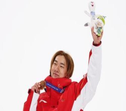 单板滑雪大跳台摘铜，苏翊鸣完成更成熟一跳