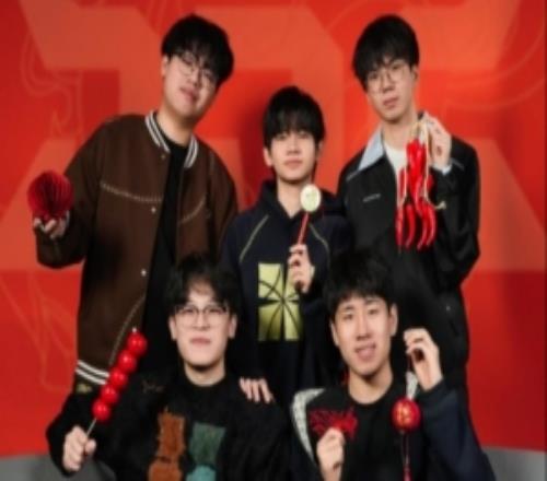 JDG分享队员新年合照并配文:马跃新程,同心公征