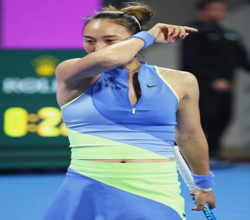 外媒赞郑钦文女版阿卡，国内舆论分歧：老毛病再现还是看到希望