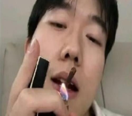 神志不清了Missing深夜发布怼脸抽烟自拍随后立刻删除