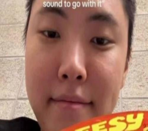 怼脸自拍!Chovy晒照片:拍一张你正在刷视频的样子配点音乐