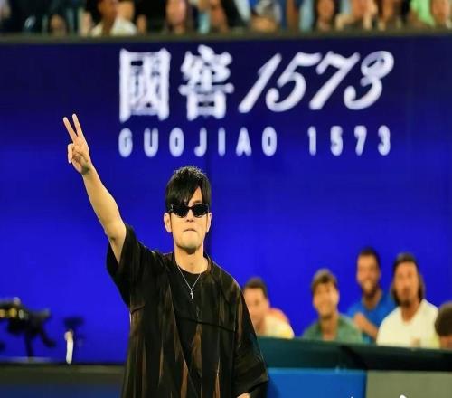 周杰伦澳网首秀遭遇“一轮游”，全程“罚站”没碰到球