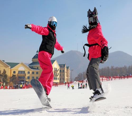 冬奥热潮涌动新春冰雪经济焕彩年味