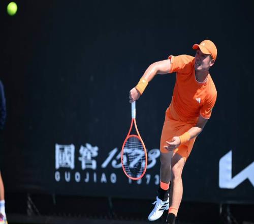 吴易昺迎开门红，感冒后又透露腿伤，调侃只记得下轮对手脱发严重